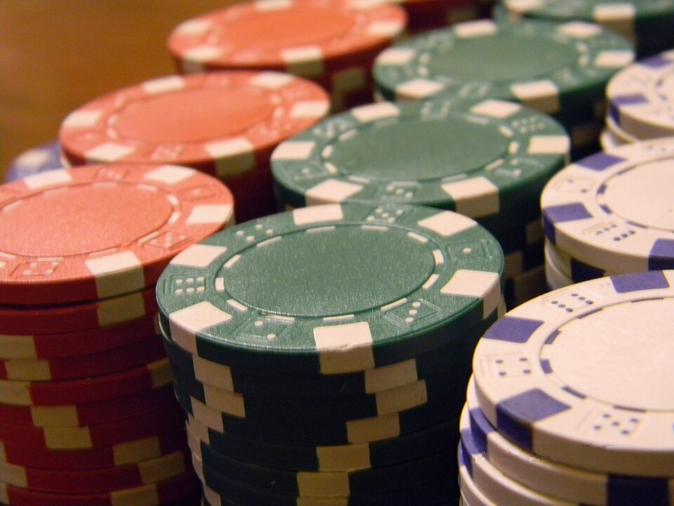 https://www.gambling911.com/gambling/conor-mcgregor-vs-max-holloway-betting-odds-17-05-2026.html - MMA巨星玩德扑必输?康纳vs霍洛威赔率揭秘:5个坑