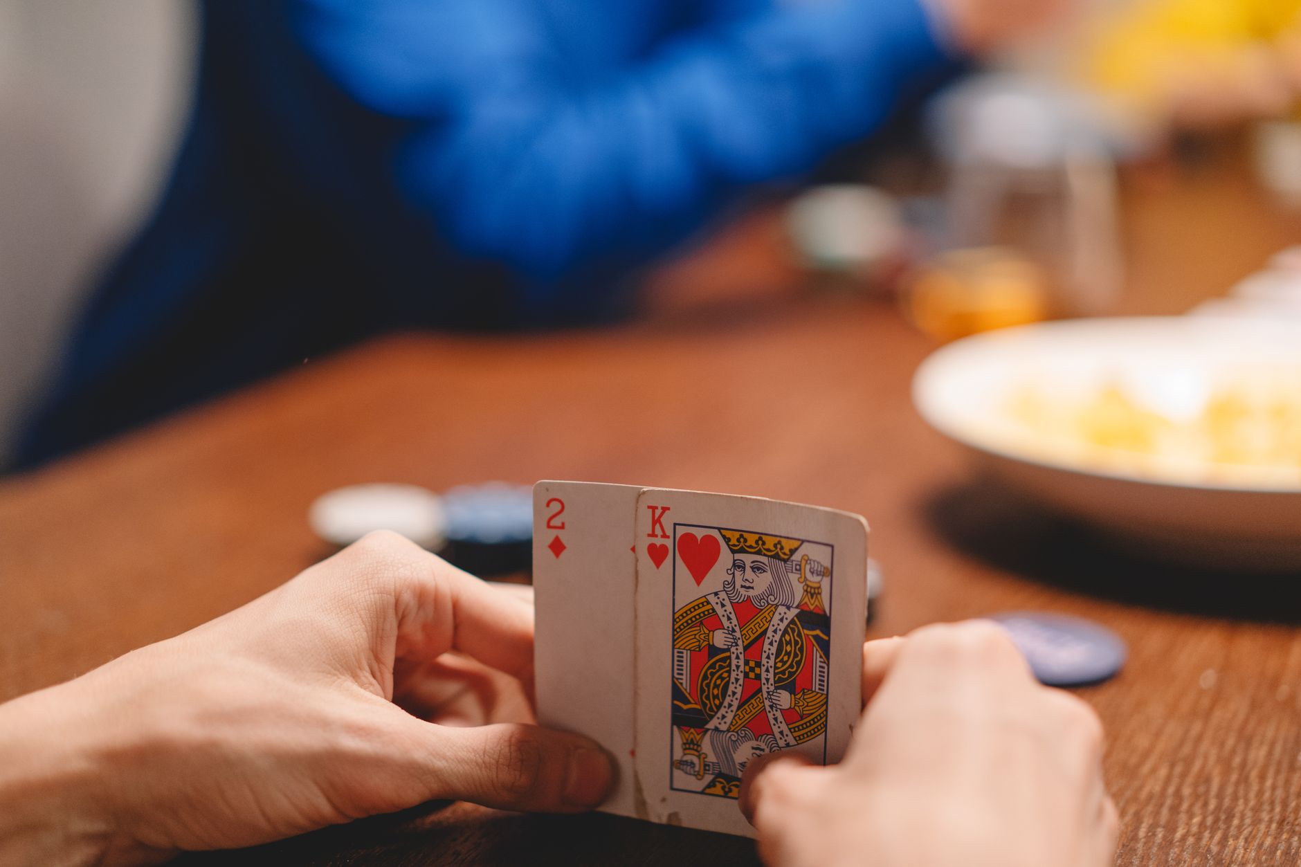 德州扑克入门必备五大技巧:从翻前到河牌的正确打法思路