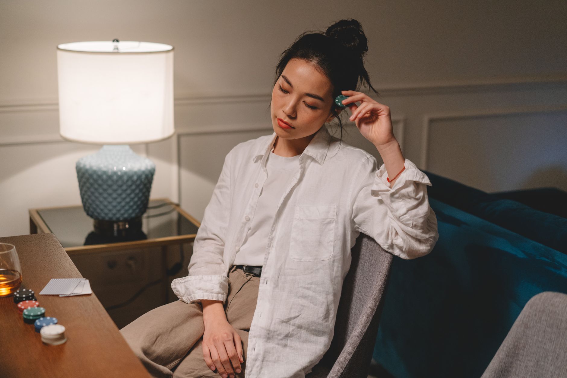 职业德州扑克玩家收入解析:稳定盈利的四大核心维度(实战示例)