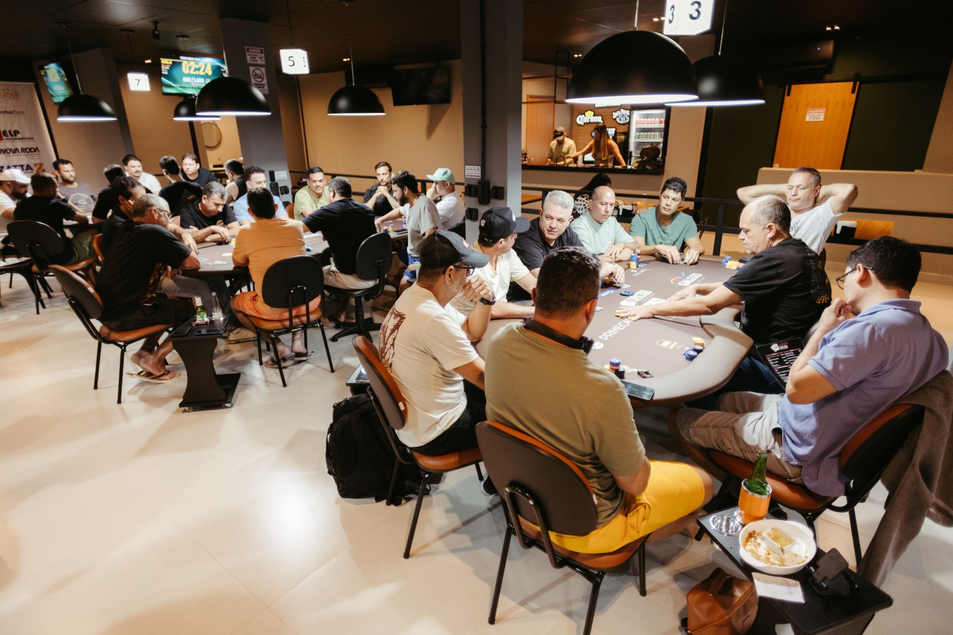 从零开始成为职业德州扑克玩家:可行性与起步路径解析(实战示例)