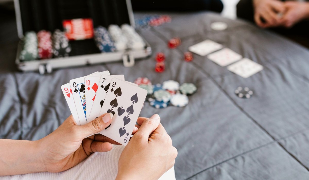 https://www.reddit.com/r/poker/comments/1urmz9g/got_the_same_hand_and_river_as_jonathan_little/ - 【牌局重现】Jonathan Little的河牌巧合：